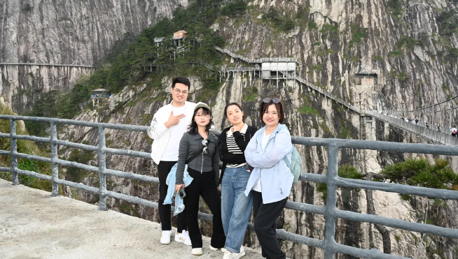 壹定发风管销售中心员工在安徽明堂山景区照片