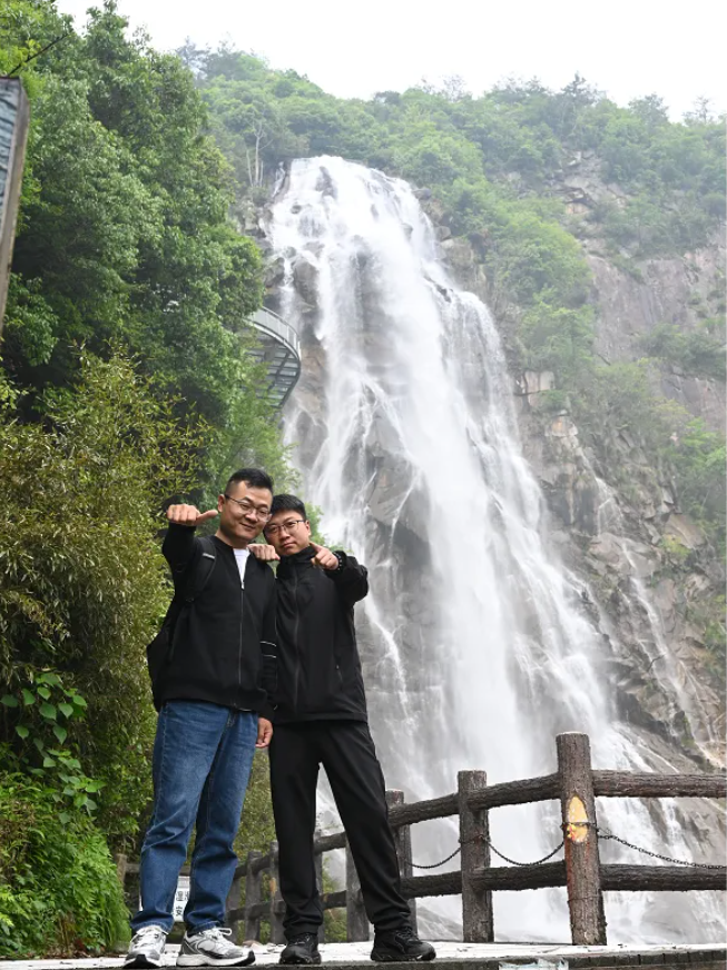 壹定发风管销售中心员工在安徽明堂山景区照片